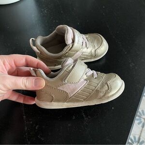 Toddler girl’s Gold Sneakers. Size 6.5. Very good condition.
